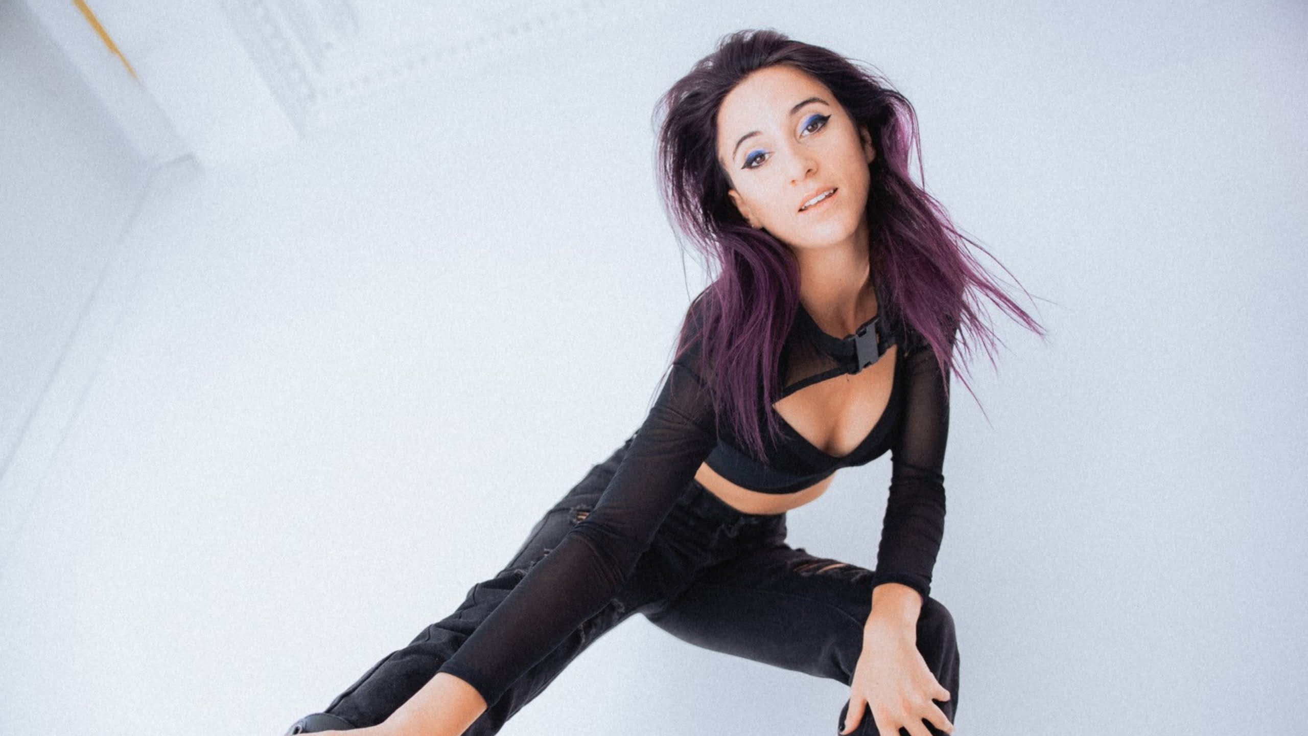 Kryder lands on Armada Music with a brilliant track featuring esteemed vocalist Sarah de Warren: 'Lights Out'.