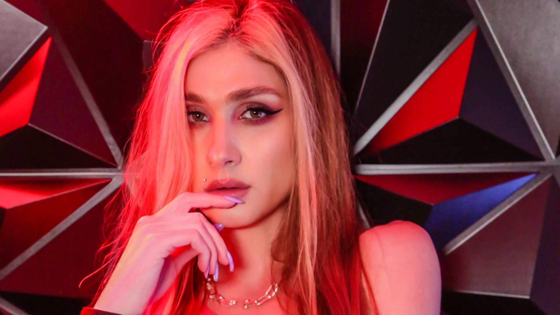 Diiiva Releases Her Amazing New Single “React,” Demonstrating The True Essence Of Passion | Ufo Network DIIIVA Releases Her Single “React” Demonstrating the True Essence of Passion UFO Network