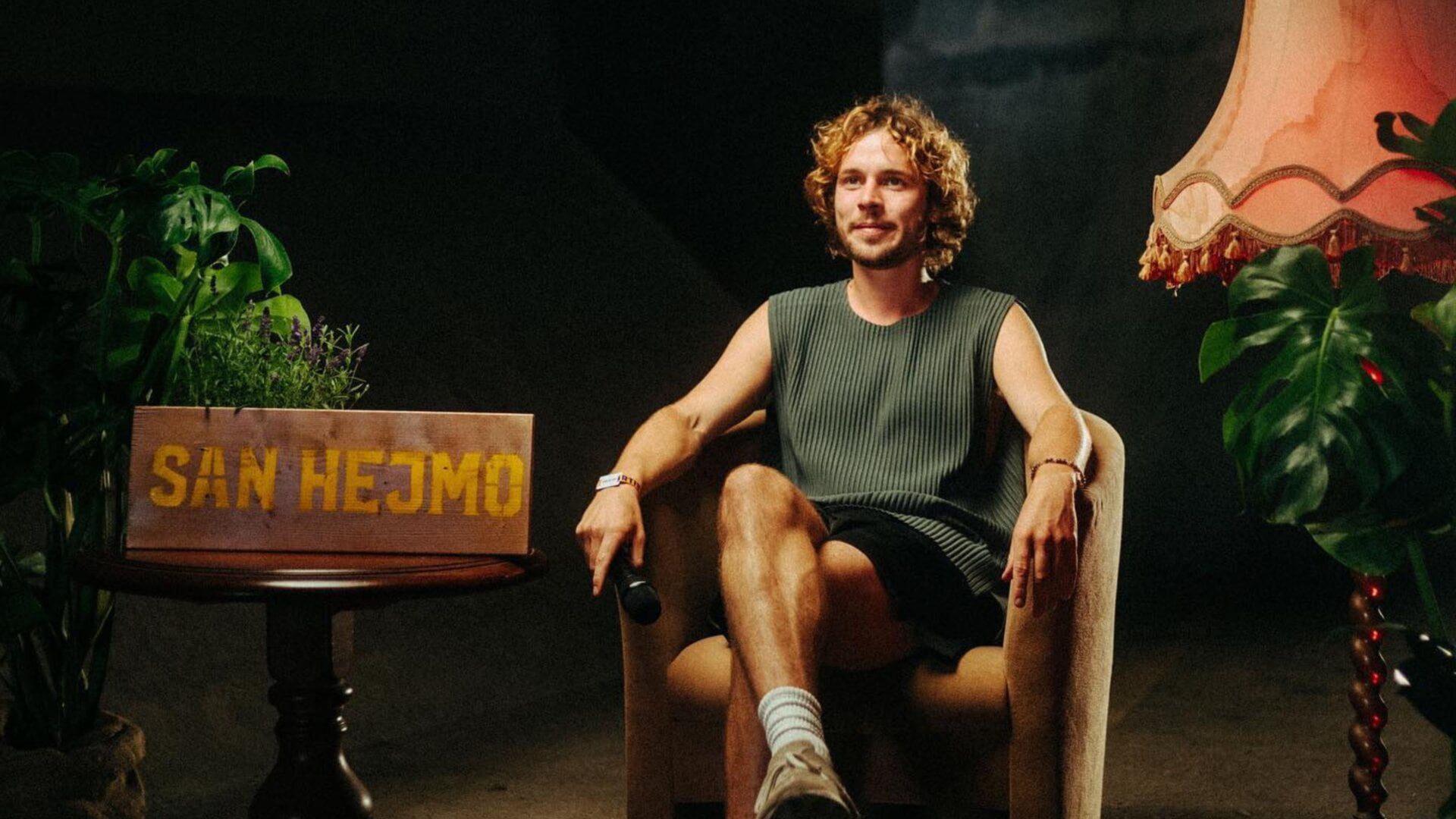 Felix Jaehn Combines Forces with Rising Stars Butschi and Fairy Mary for Amazing 'Atme Ein (Atme Rauch Aus)' | UFO Network Felix Jaehn Combines Forces with Rising Stars Butschi and Fairy Mary for 'Atme Ein (Atme Rauch Aus)'