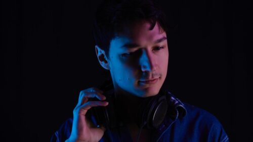 Daniel Fowler Drops Bass-Driven Heat with “Everybody On The Floor”