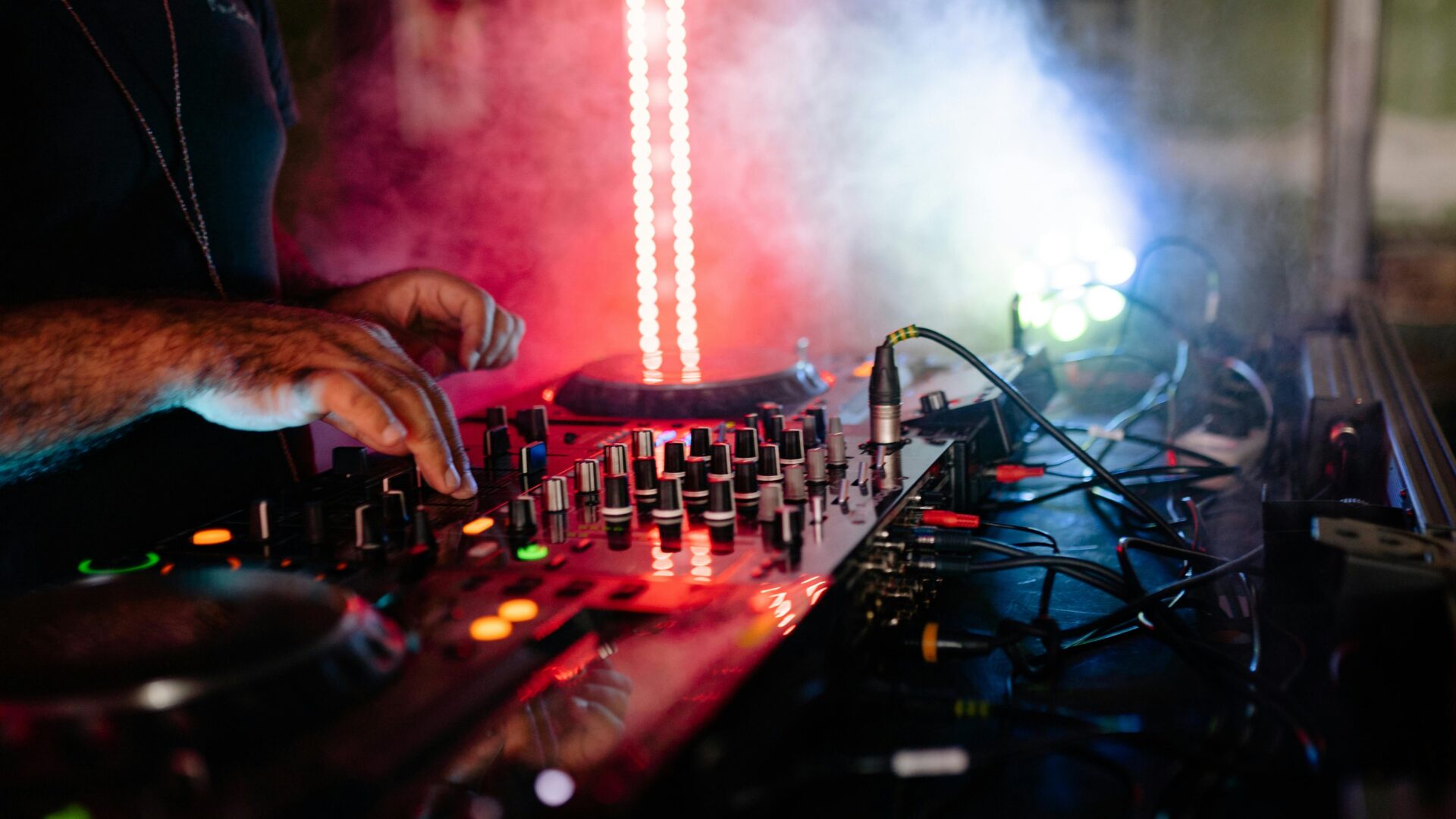 How Online Casinos Use Music and Sound Effects to Heighten Excitement