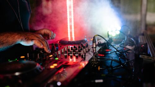 How Online Casinos Use Music and Sound Effects to Heighten Excitement